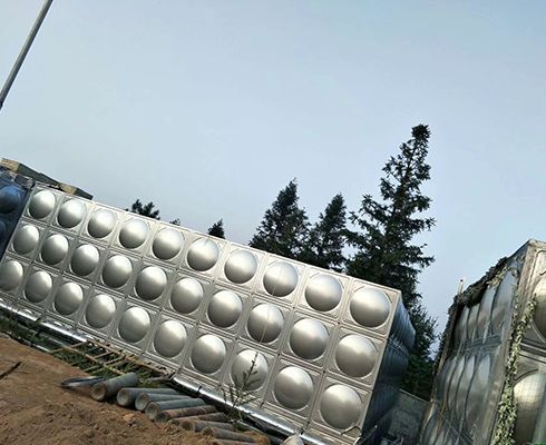 為什么不銹鋼水箱板材表面要設計鼓起來(lái)的形狀呢？